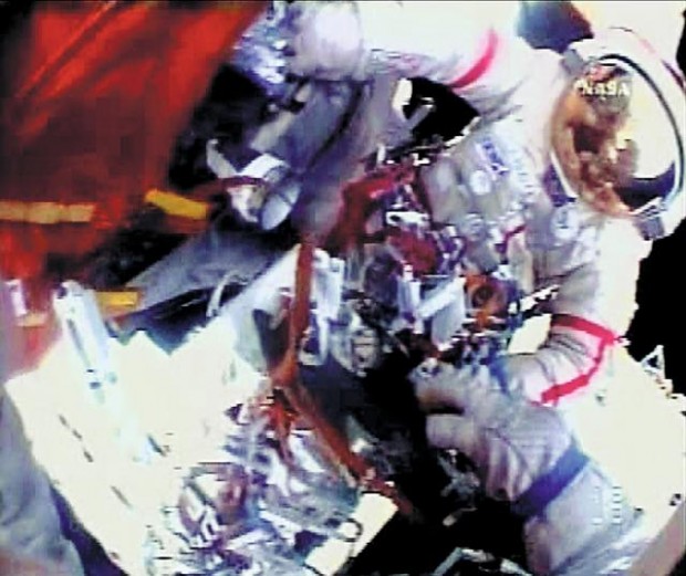2 spacewalkers daringly disconnect explosive bolt from station's capsule  