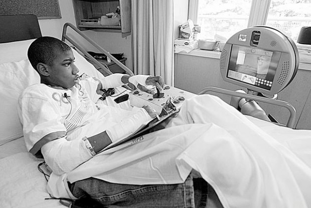 Robots get boy in hospital to class  