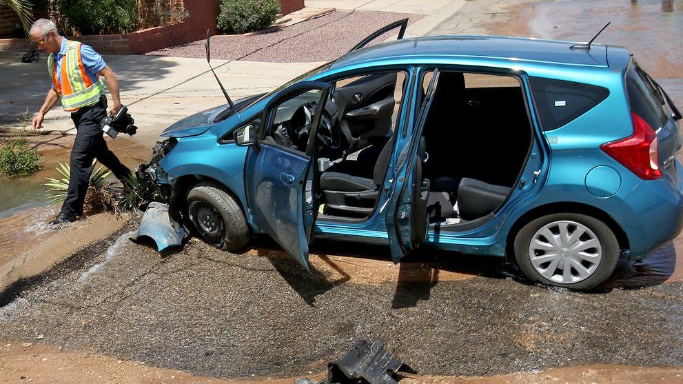 Fleeing vehicle hits hydrant, causes flooding in central Tucson