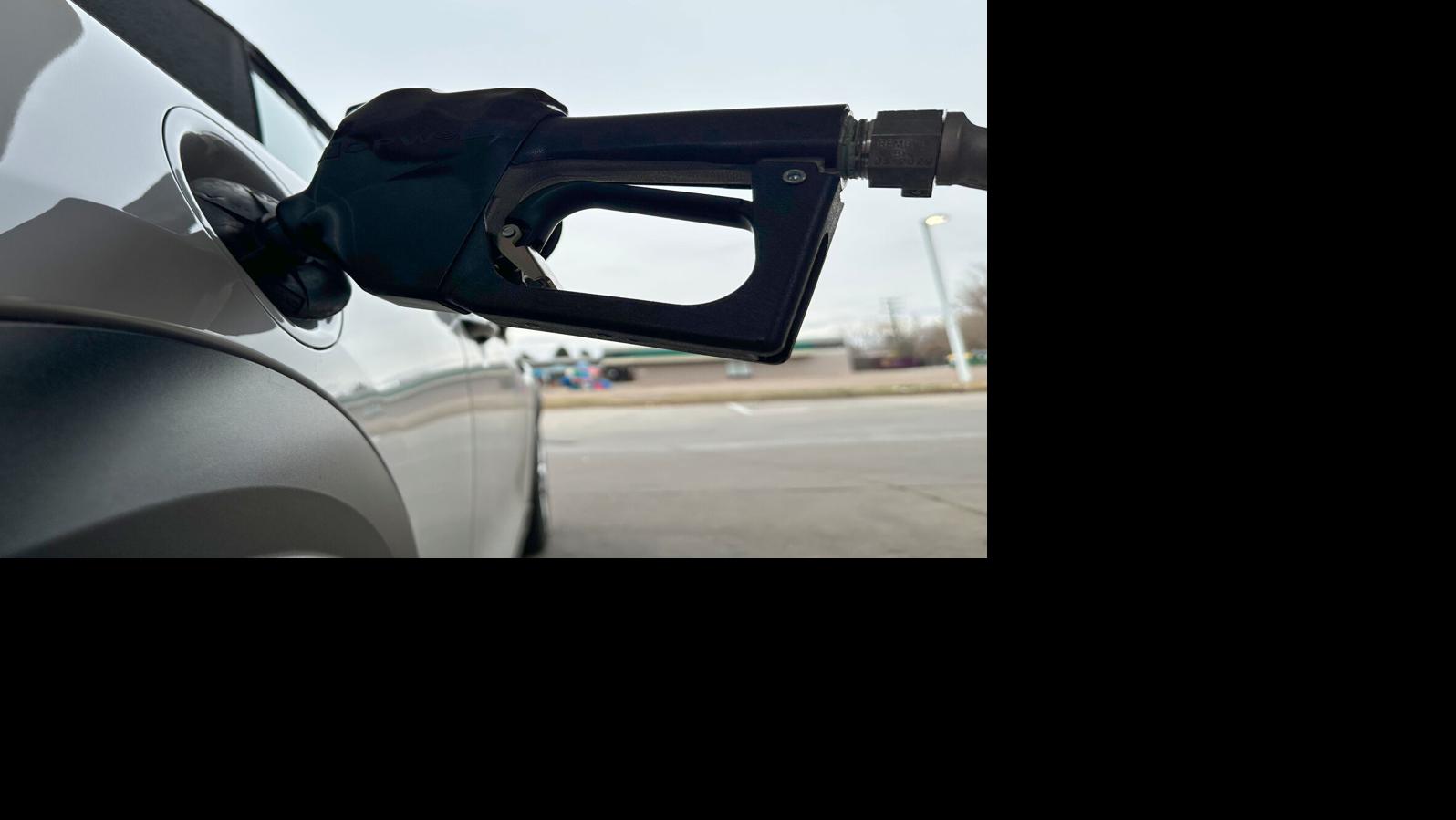 Drivers are seeing lower gas prices this holiday season | Hot off the Wire podcast