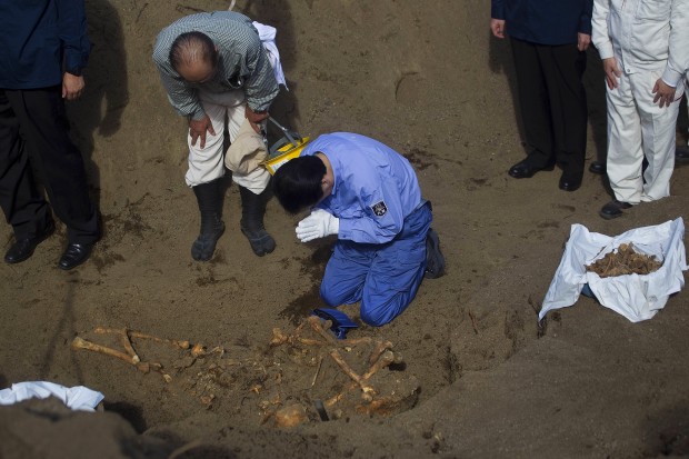 Japan's PM visits Iwo Jima mass graves   