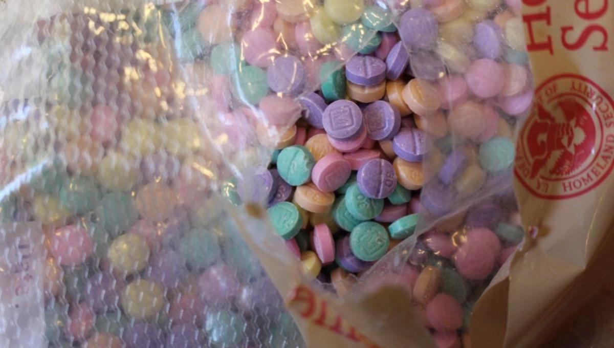 Alerta por pastillas de fentanilo de colores que parecen dulces