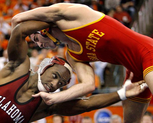 081124-tuc-spt-blitz-iowastate-hansen-P1
