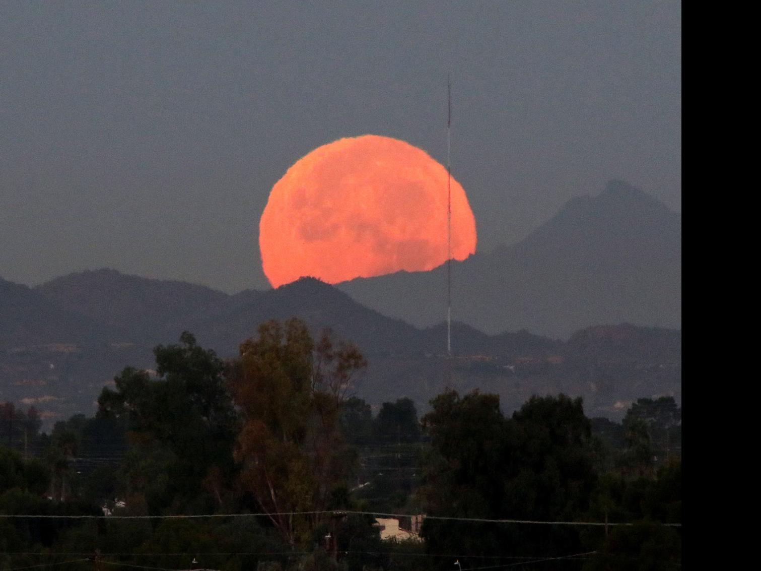 Tuesday Evening Will Feature Pink Supermoon Closest Moon To Earth This Year Local News Tucson Com