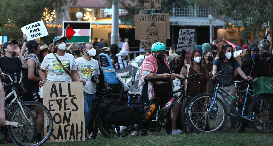 Pro-Palestinian protesters defy U of A rules, put up tents; police gather