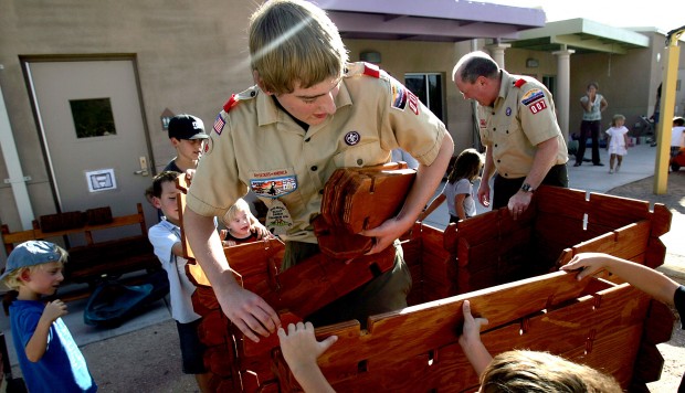 Scout crafts big toys for children   