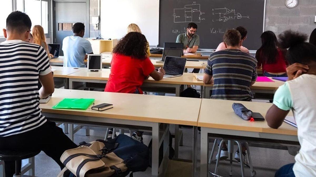 Survey: 60% of teachers used AI this year and saved up to 6 hours of work a week
