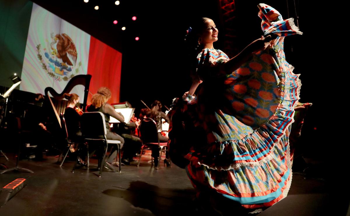 Fox, concert, Compania de Danza Folklorico ֱ
