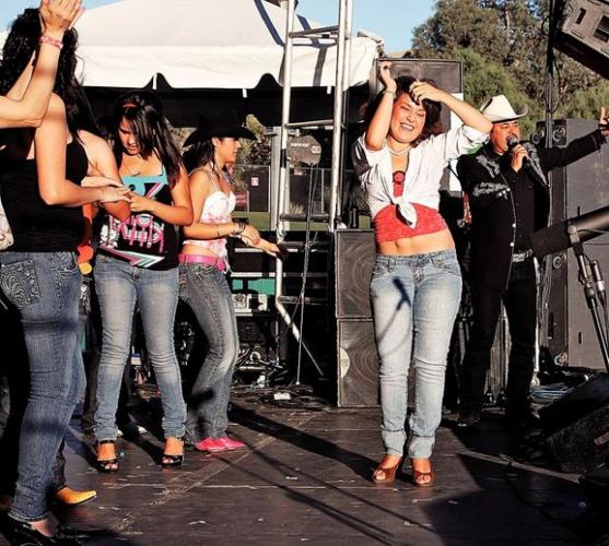 Cañonazo musical de La Caliente 102.1 FM  