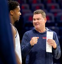 As scrimmage nears, Arizona coach Tommy Lloyd throws 'adversity' at Wildcats in practice