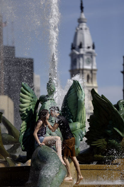 Kissing in the fountain