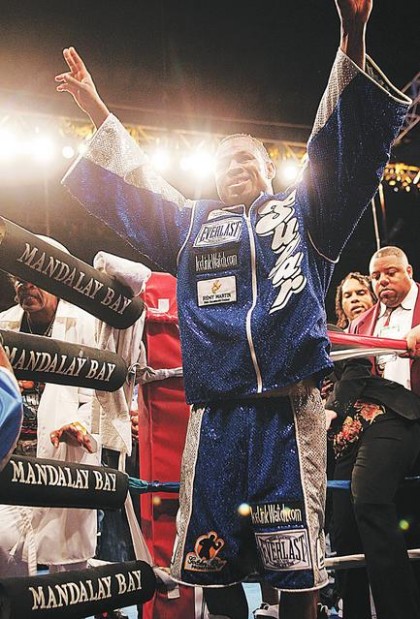 Mosley batters Vargas' eye; fight stopped in 10th round  