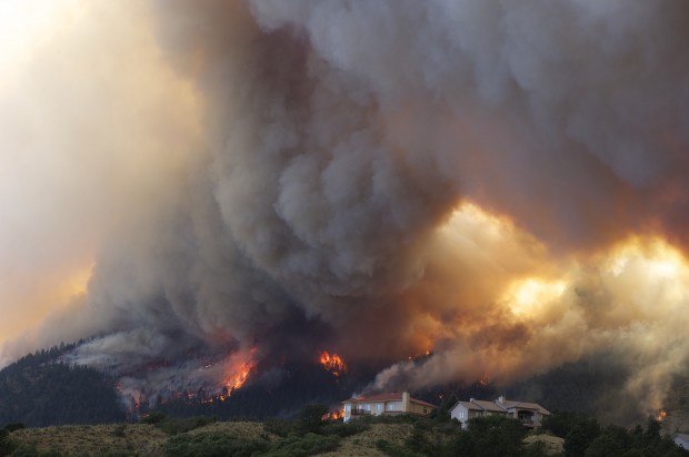 Colorado wildfires forces thousands to flee