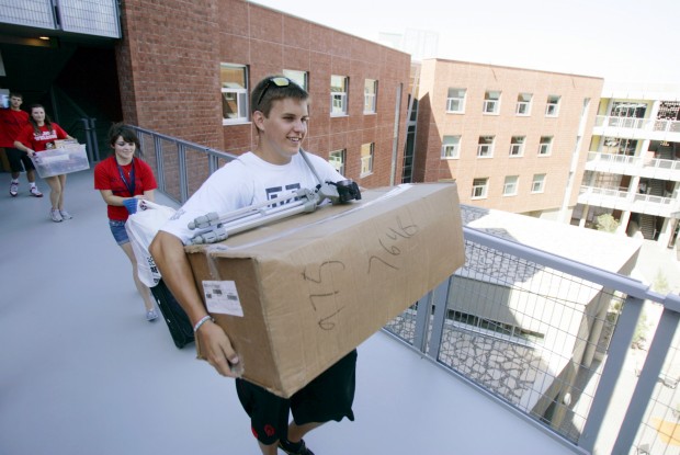 UA freshmen move into dorms