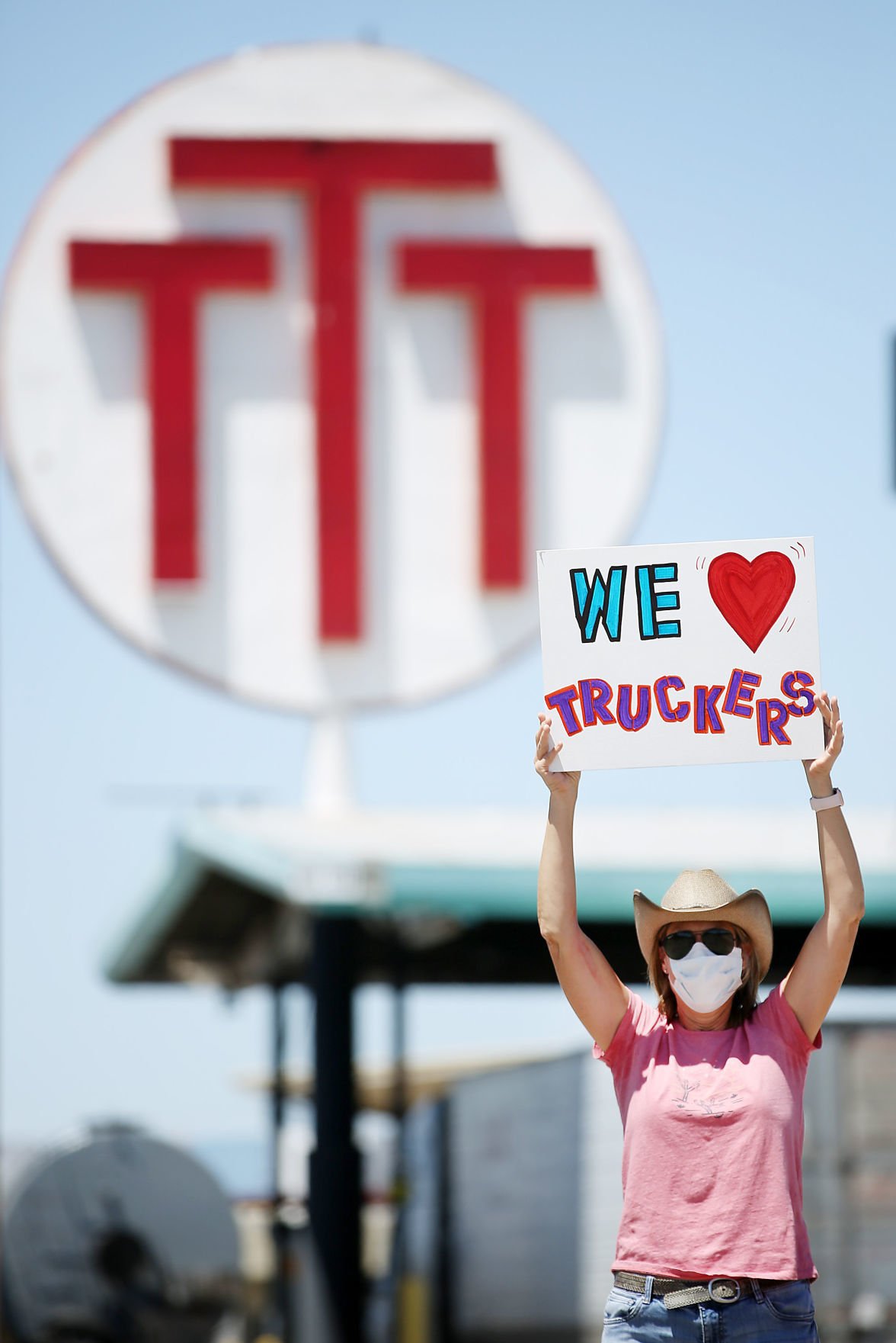 Truckers met with free lunch, cheers from Tucson community members