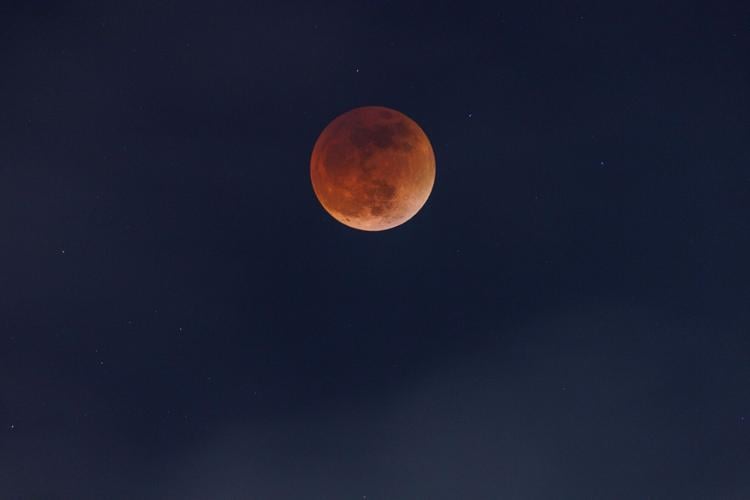 Total lunar eclipse creates dazzling 'blood moon'