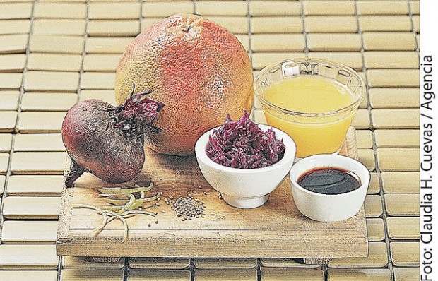 Ensalada de betabel, col y cítricos  