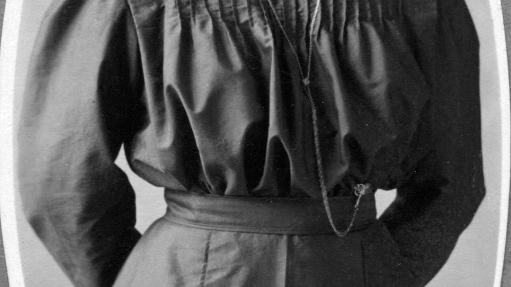 Western Women Polingaysi Qöyawayma (Elizabeth White) walked between