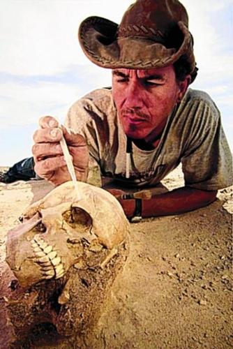 Discovery: Remains of woman, 2 kids, posed 5,000 years ago in a lush Sahara  