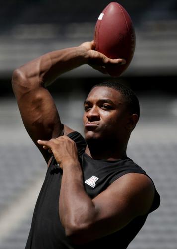 Arizona Wildcats run drills with kids