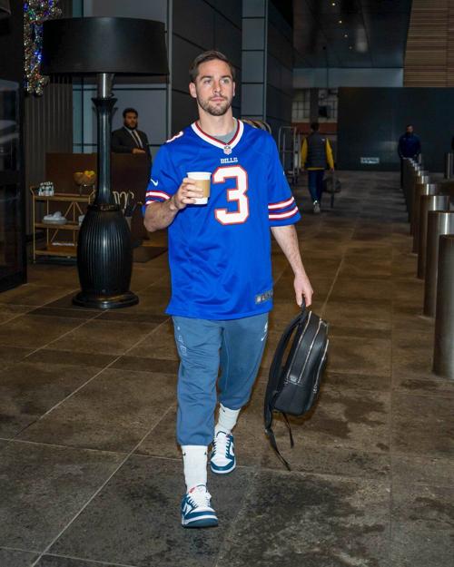 Ex-Wildcat T.J. McConnell wears Damar Hamlin jersey before Pacers-Sixers game
