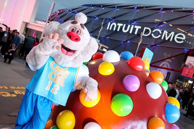 Leveling Up Game Night: Candy Crush Turns LA Clippers Game Into Arena-Wide Takeover With Surprise Anna Faris Reveal