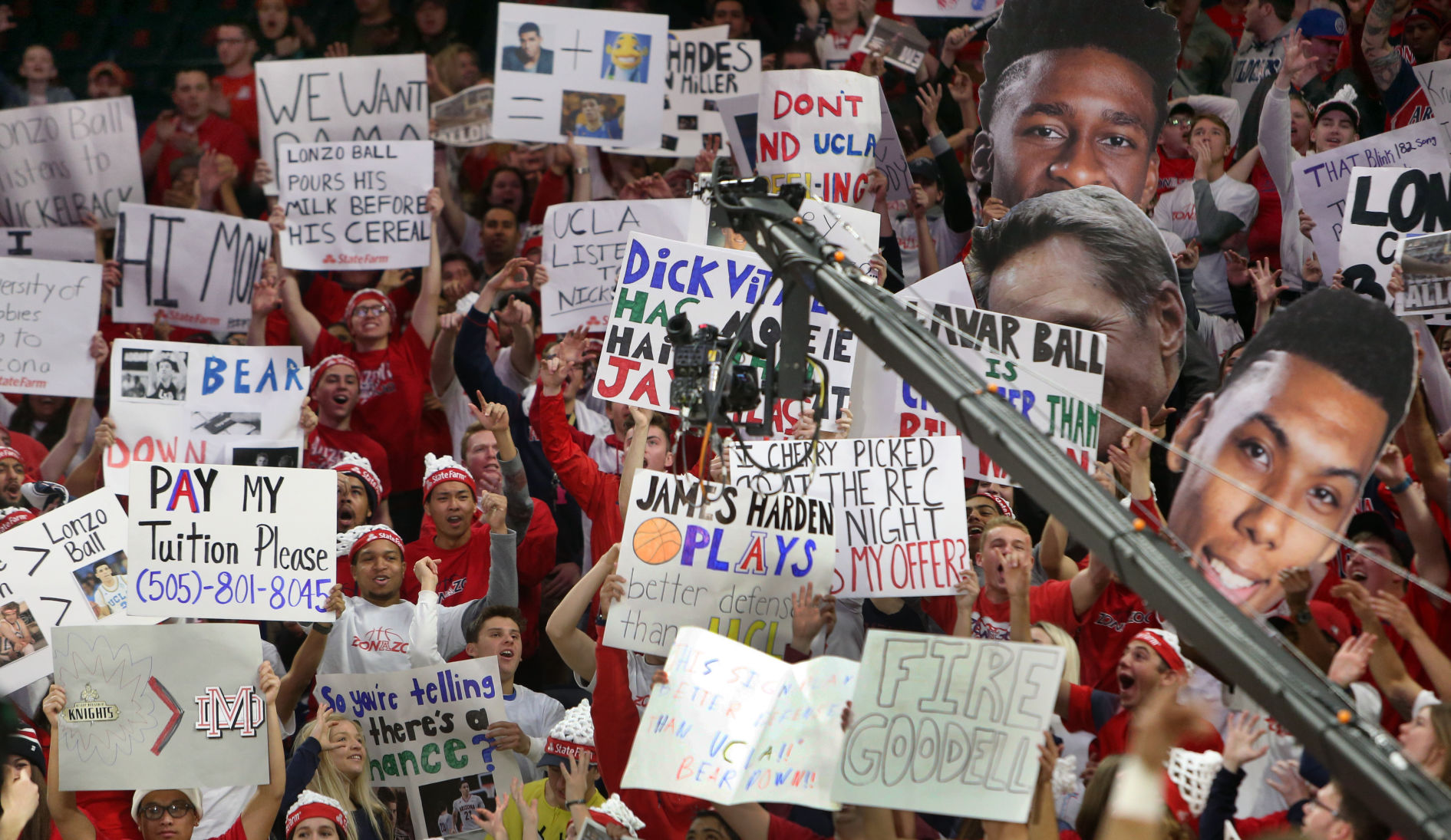 The 29 Best Signs From ESPN's 'College GameDay' At McKale Center ...