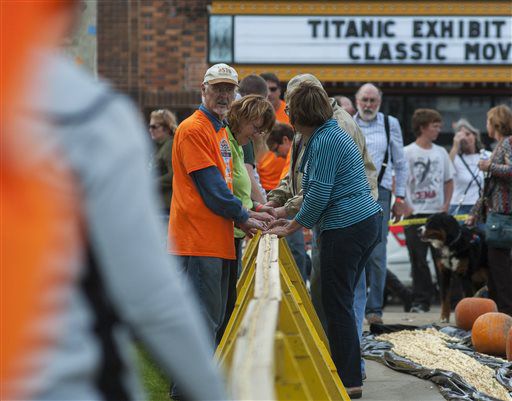 Marine City sets world record for longest popcorn string