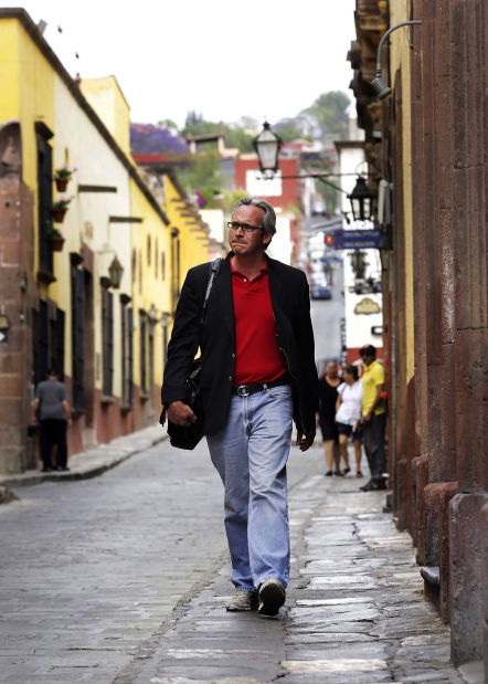 Ex alcalde de San Angelo, Texas, deja todo por amor... a un indocumentado