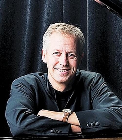 Hanson plays piano with intimacy, grace