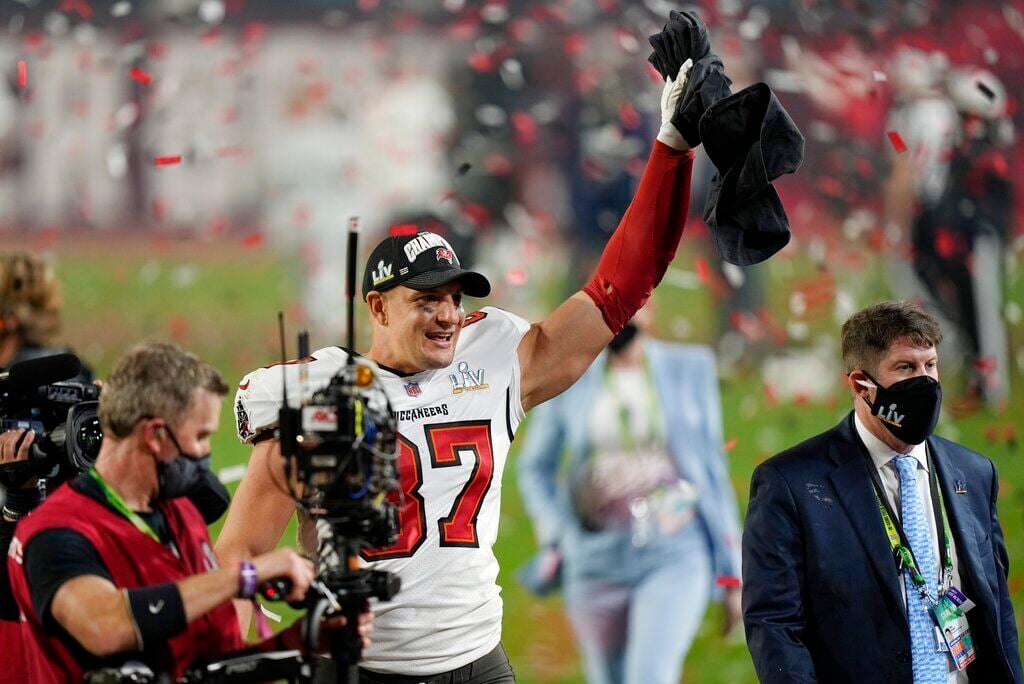 Rob Gronkowski Re-Signs With Tampa Bay Buccaneers