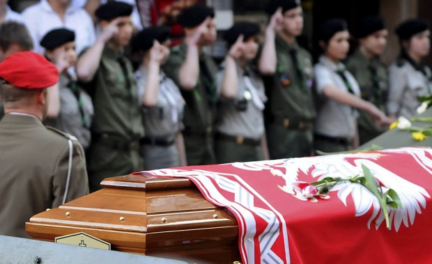 100,000 Poles honor late leader, 95 others   