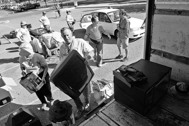 Recycling event attracts 500 at Reid Park  