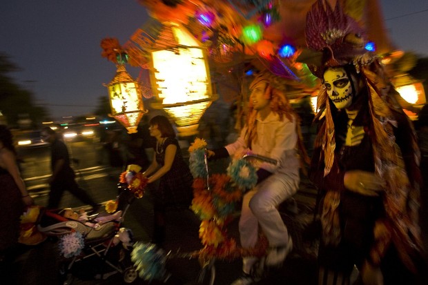 All Souls Procession celebra 20 años de tradición y alegría   