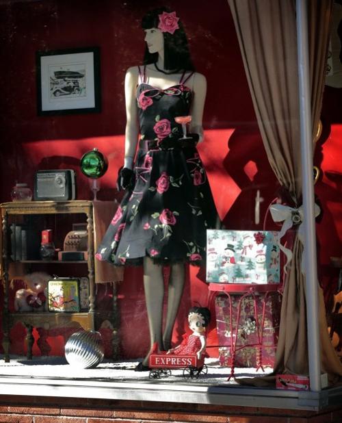 Chicago Store wins downtown decorating contest    