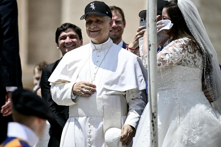 SPORTS-BBA-WHITESOX-POPE-HAT-SPORTSPLUS-FILEPIC-2-GET