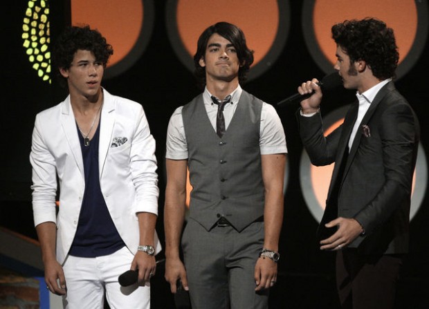 Jonas Brothers, 'Gossip Girl' score teen awards  