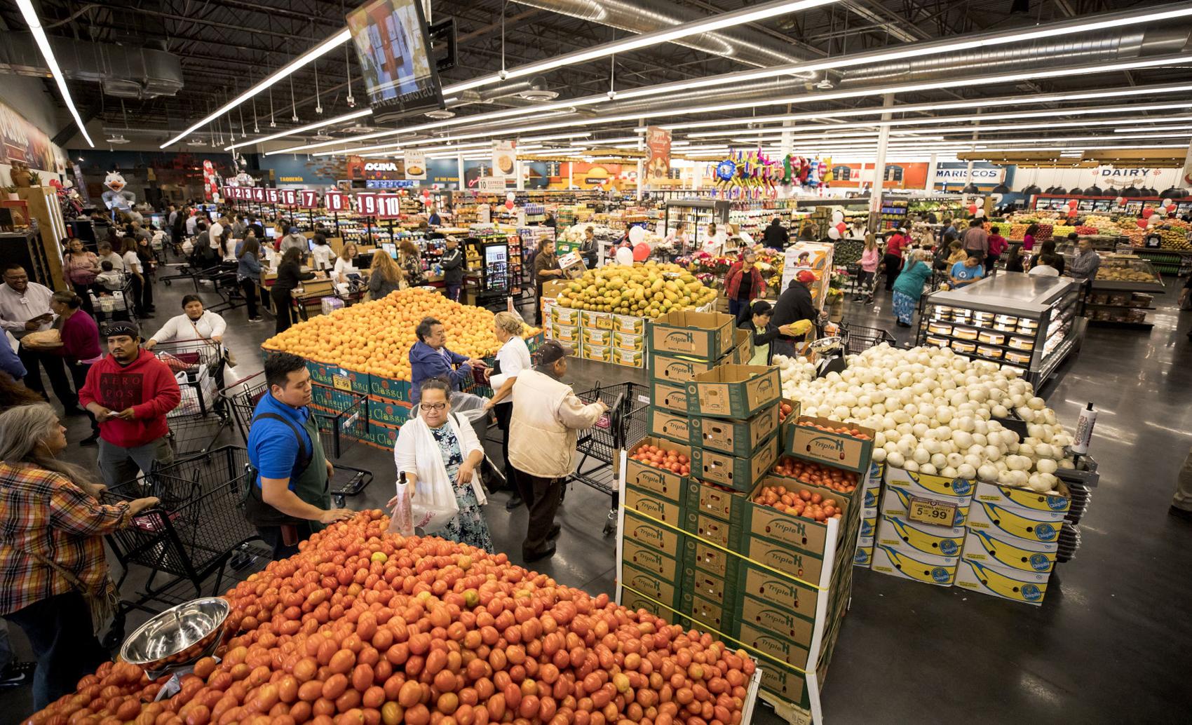 Hispanic grocery store, Cardenas Markets, opens on Tucson's south side