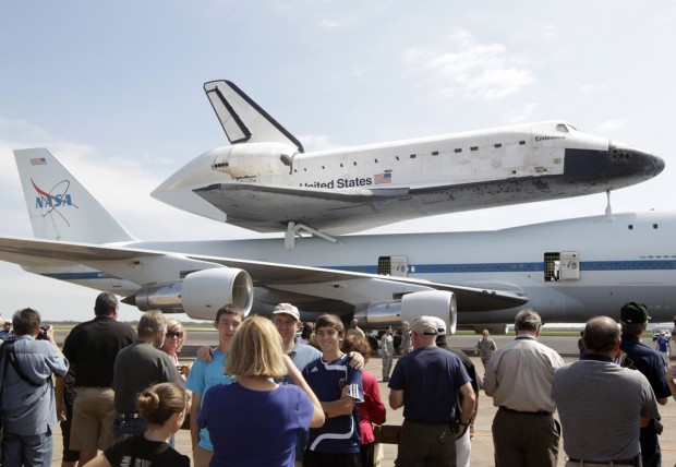 Endeavour in Houston on way to Calif. display    