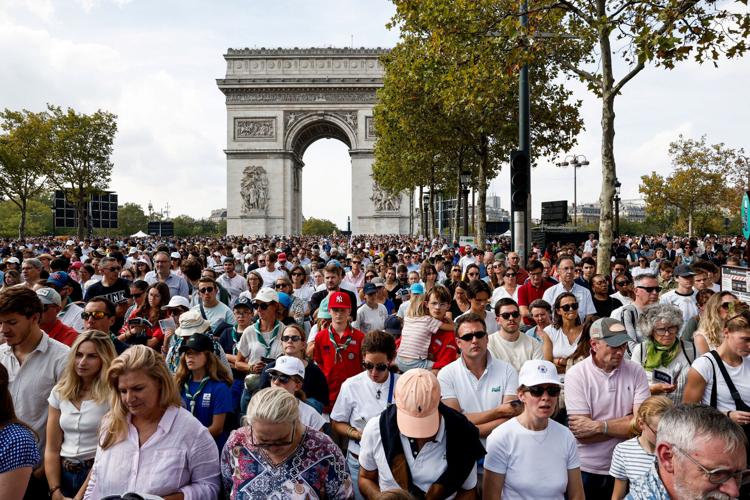 Hundreds of thousands in Paris cheer Pope Leo