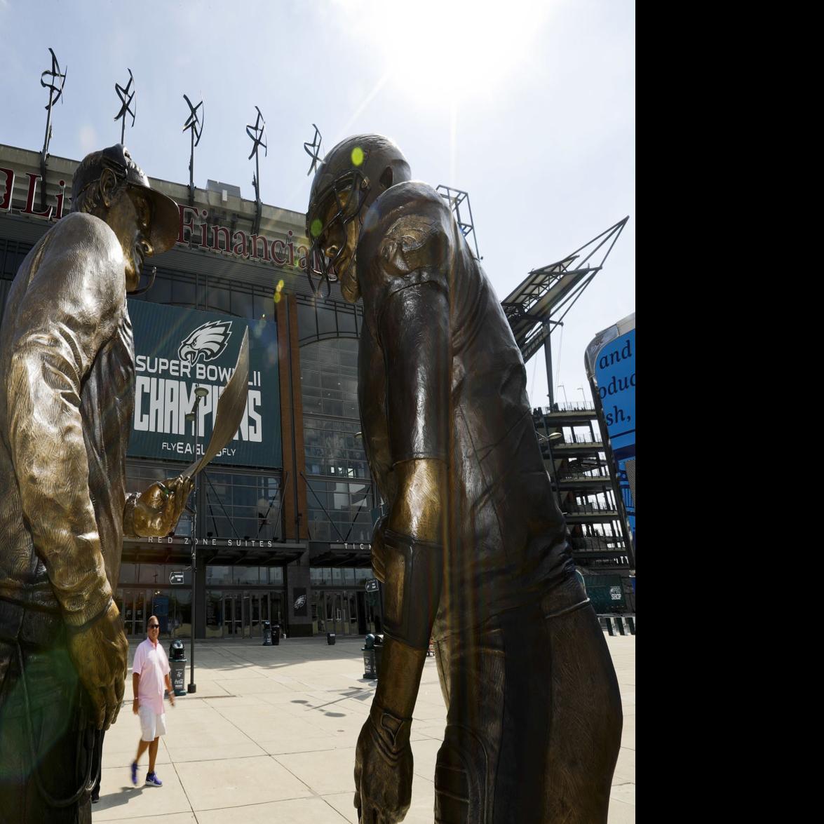 Nick Foles Eagles Statue - Philly Special Bud Light Unveils Nick Foles Statue In Philadelphia Arizona Wildcats Football Tucson Com