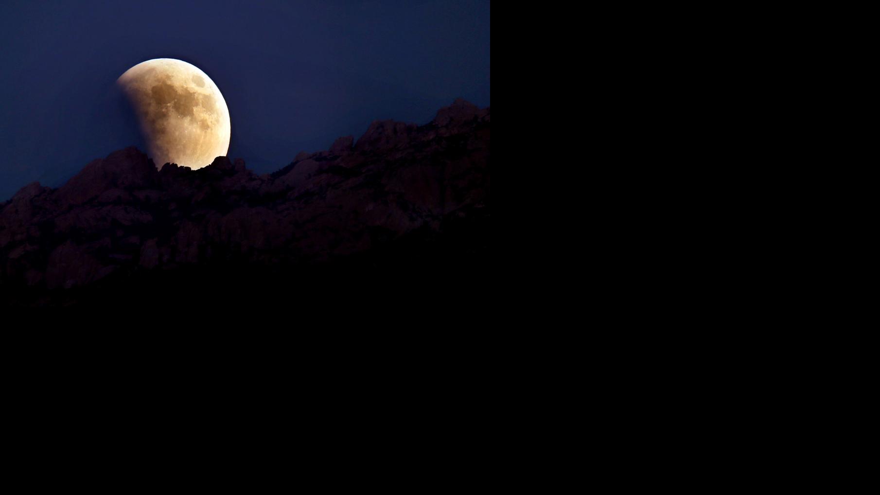 A total lunar eclipse like tonight's won't be visible in Tucson again