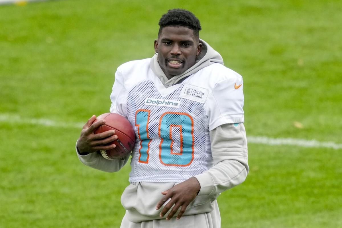Hill tells Dolphins' defense to 'just find Kelce'