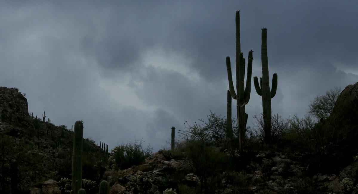 Heavy rains over Catalinas and west of ֱ prompt flood advisory