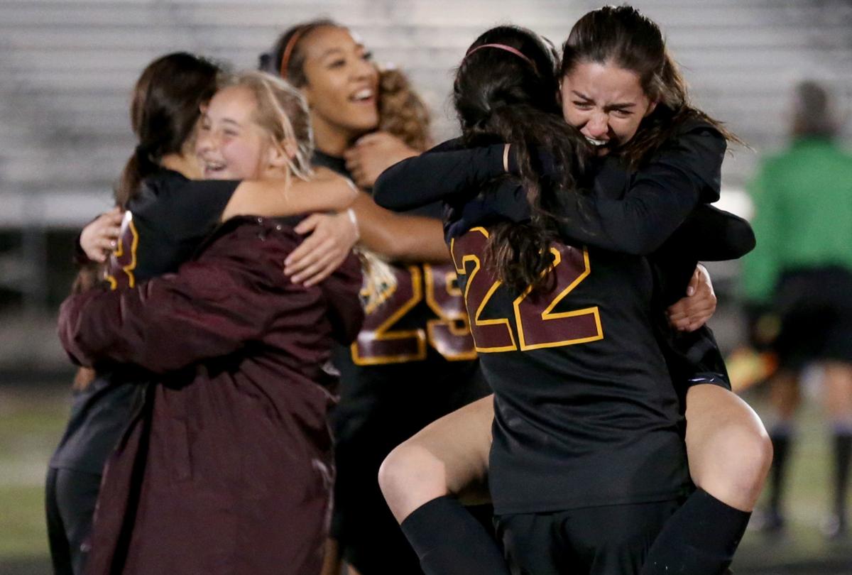 022119-spt-hs soccer salpointe-p1.jpg