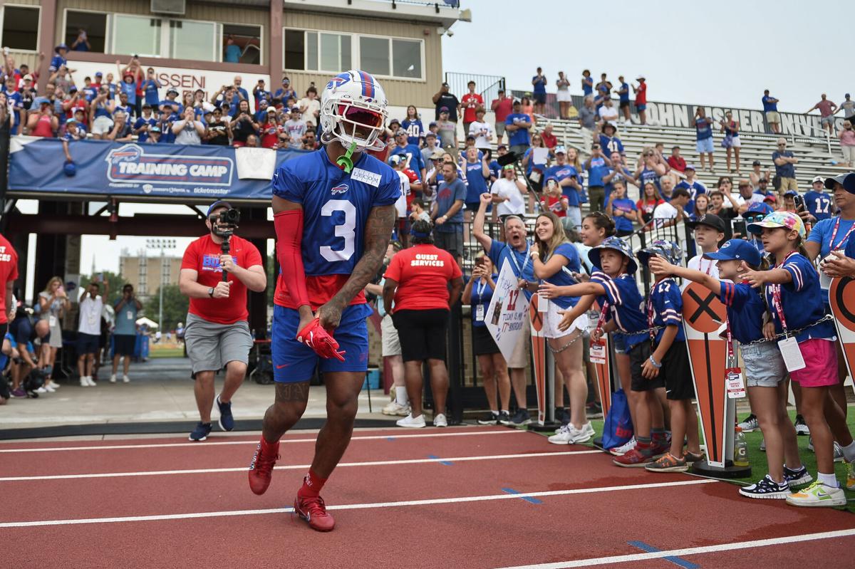 Jets fans flock to training camp to get their first look at Aaron