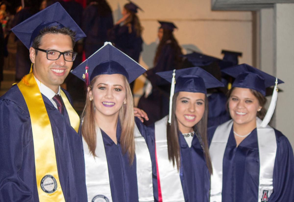 Graduación estudiantes latinos