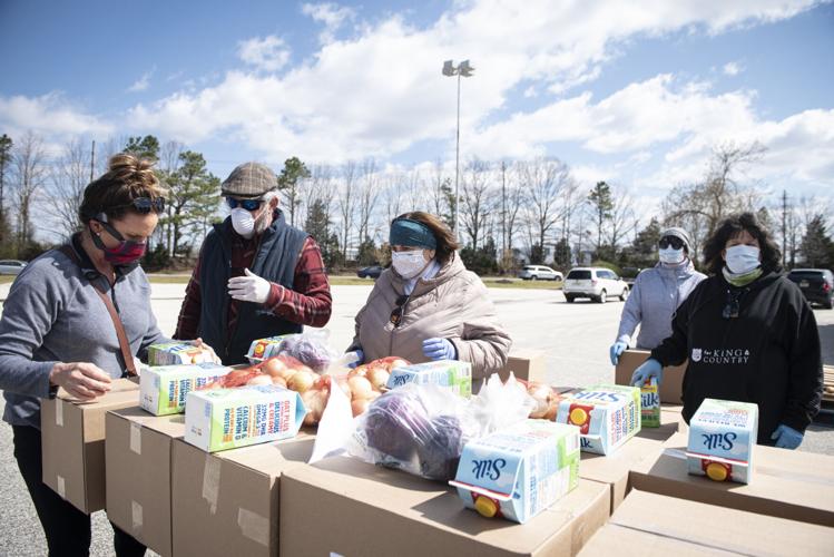 042320_nws_fooddrive_057