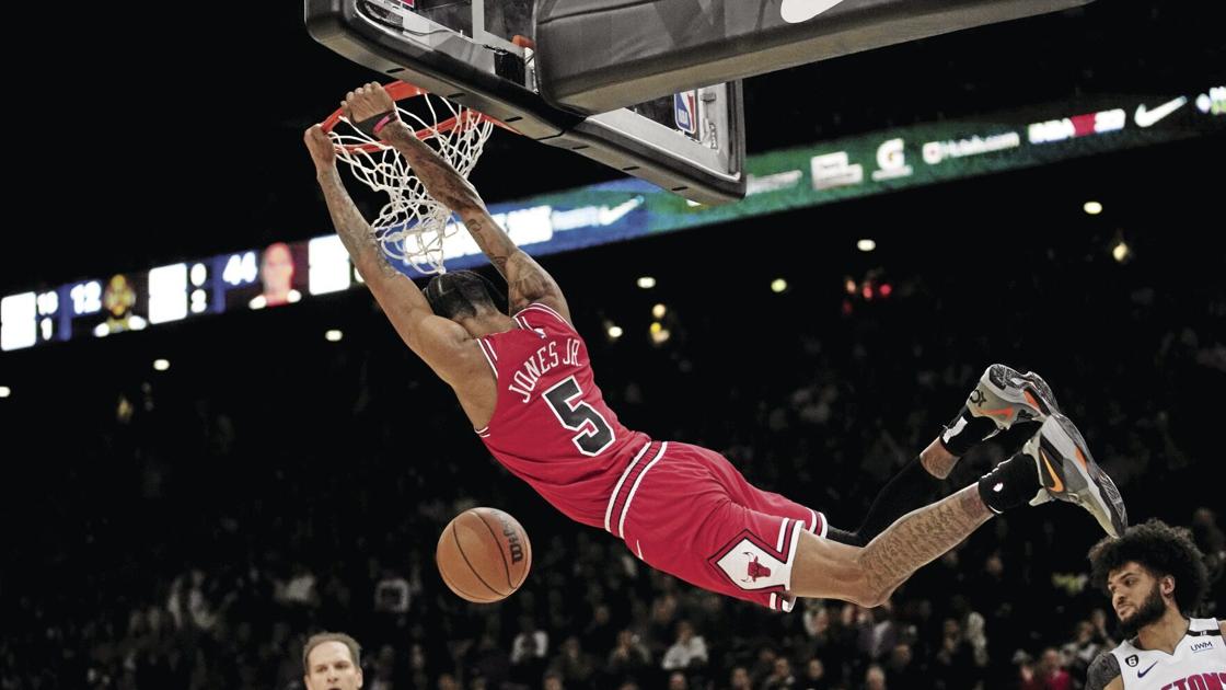 LaVine scores 30 points as Bulls thwart Pistons in Paris
