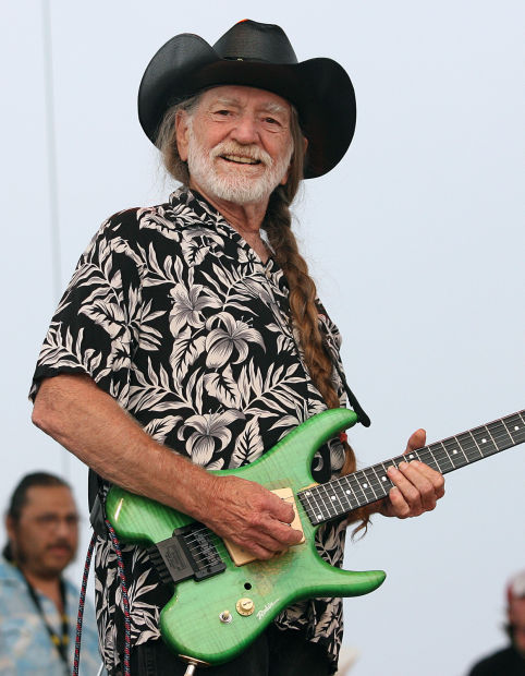 Does Willie Nelson Play Electric Guitar  